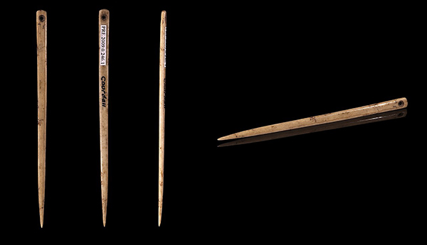 Agulha feita de ossos achatados. Essa agulha foi encontrada em uma caverna francesa.