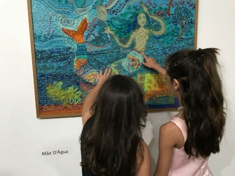 A Arte transformando crianças numa exposição de Bordado