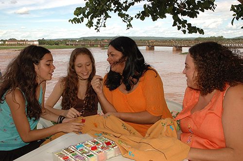 Duas gerações de bordadeiras Matizes Dumont celebrando Arte e Memória.