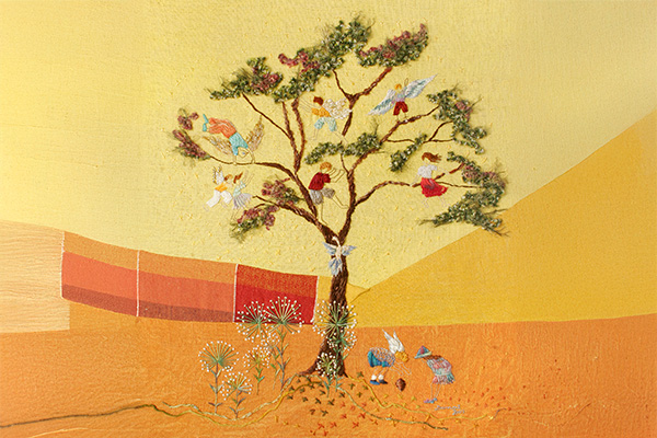Um obra feita com Retalhos bordados. Obra, em tons terrosos quentes, que retratam crianças aladas subindo uma árvore centralizada no bordado.