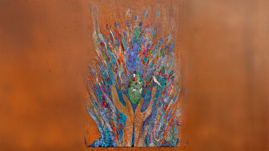 Mãos bordadas representando o processo da ancestralidade ao digital.