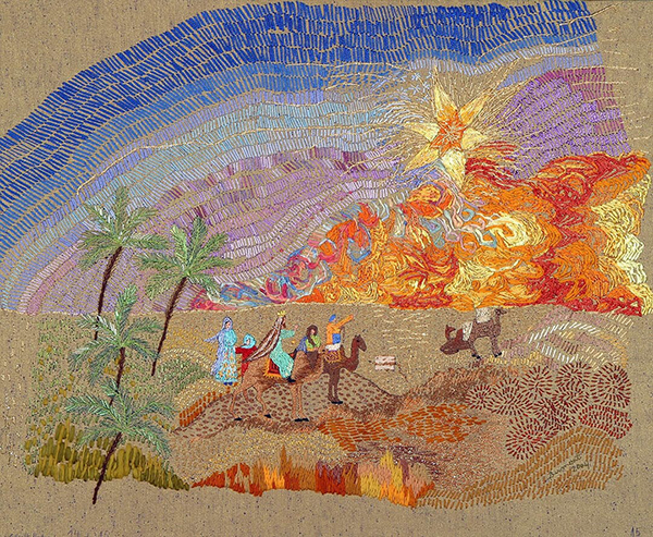 Bordado artesanal representando os Três Reis Magos guiados pela Estrela Guia no deserto, com camelos, palmeiras e um céu colorido em tons de azul, roxo e laranja, simbolizando a jornada do Dia de Reis.